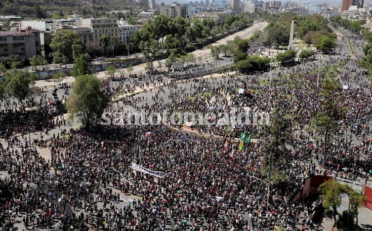 La gente salió a las calles para protestar contra Piñera. (Foto: REUTERS)