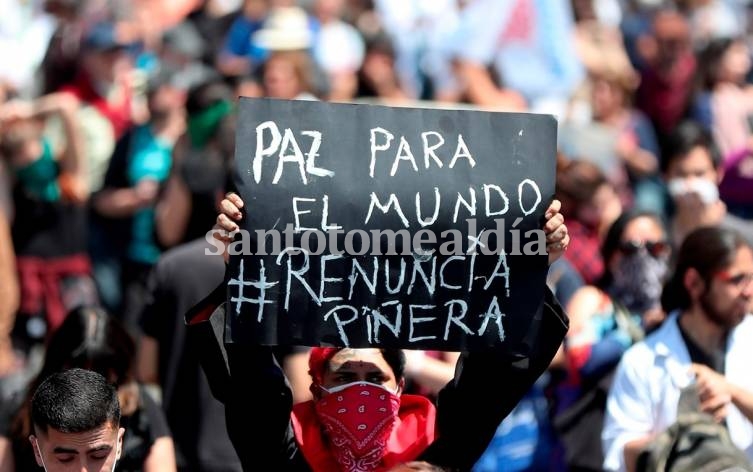 Crisis en Chile: miles de personas siguen en las calles y se enfrentan con la Policía