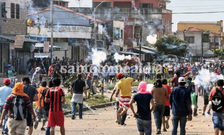 Una Bolivia partida en dos se mide en la calle a la espera del resultado electoral