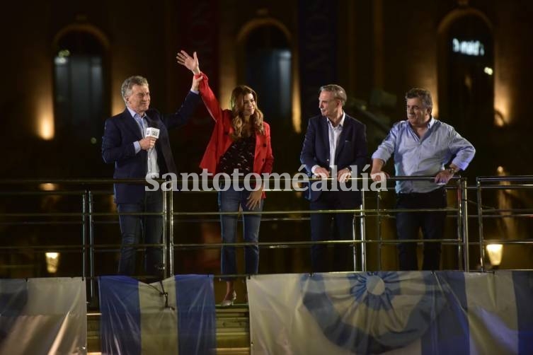 Macri, Juliana Awada, Pichetto y Mario Negri, en el cierre de campaña en Ciudad de Córdoba. (Foto: Perfil)