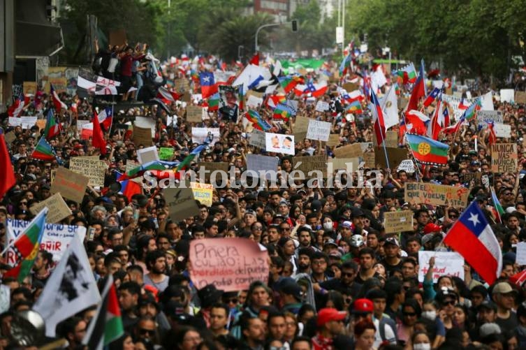 La marcha de este viernes en Santiago de Chile obligó al presidente a tomar decisiones. (Foto: El País)