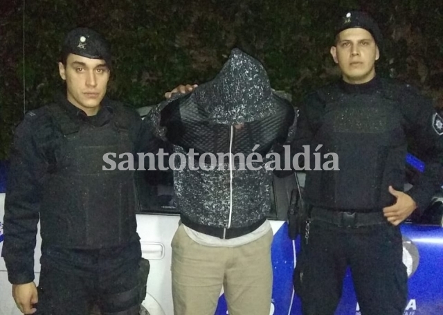 El detenido, junto a personal de la policía. (Foto: Info Sastre)