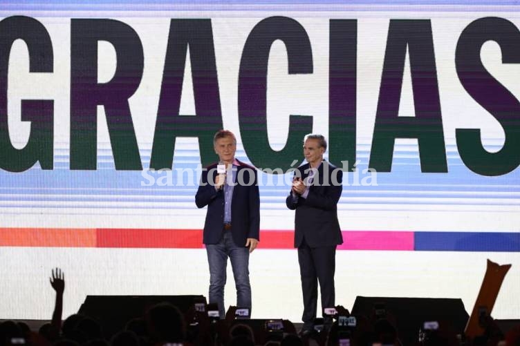 Mauricio Macri junto a Miguel Pichetto en el búnker de Juntos por el Cambio. (Foto: La Nación)