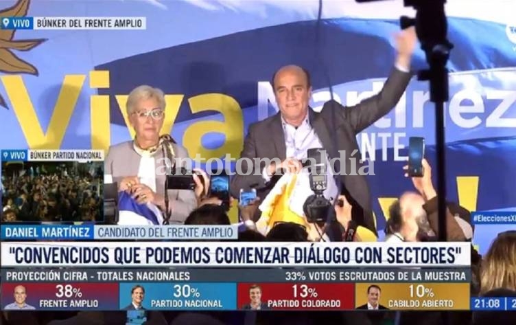 Daniel Martínez, del Frente Amplio, fue el primer candidato en hablar tras los primeros resultados. (Foto: Infobae)
