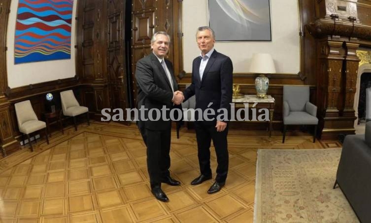 Alberto Fernández y Mauricio Macri durante la reunión que tuvieron en Casa Rosada. (Foto: Presidencia)