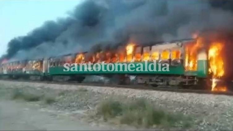 Tragedia en Pakistán: al menos 73 muertos en un incendio de un tren de pasajeros