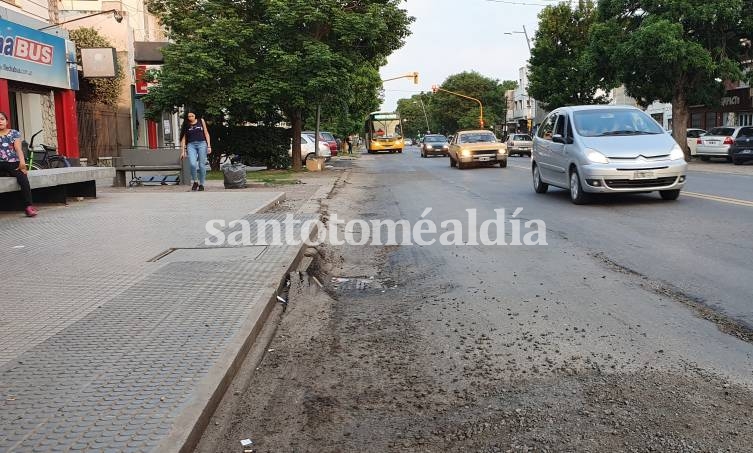 Las roturas en el pavimento representan un riesgo, principalmente para ciclistas y motociclistas. (Foto: santotomealdia)