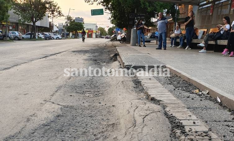El deterioro del pavimento es notable en el sector de estacionamiento de los micros. (Foto: santotomealdia)