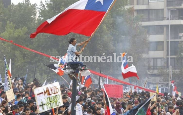 Marchas y cacerolazos en Chile contra el gobierno de Piñera