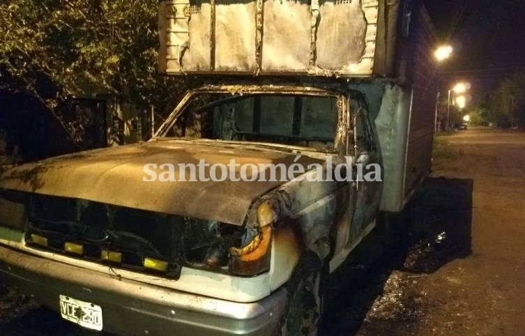 Un vehículo particular del secretario general del sindicato de municipales de Roldán, y secretario de Finanzas de Festram, apareció incendiado. (Foto: Gentileza Festram)