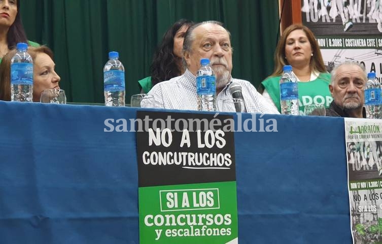 Pedro Bayúgar encabezó la presentación de la maratón que servirá para visibilizar el reclamo de SADOP. (Foto: santotomealdia)
