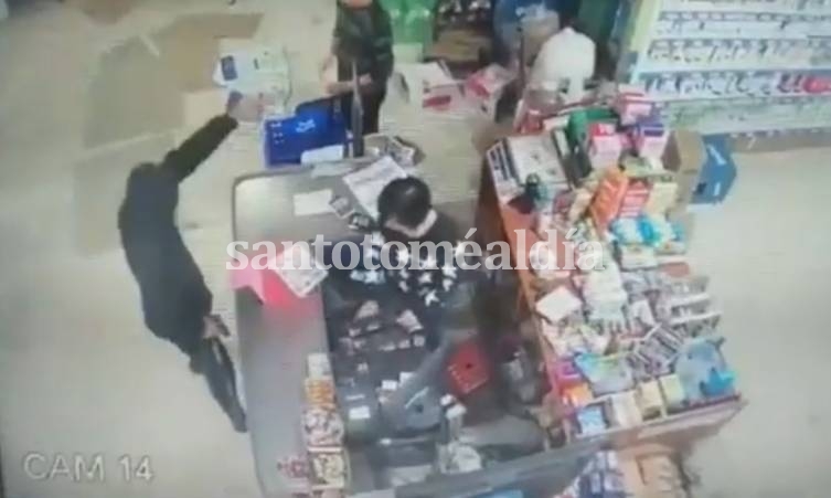 VIDEO: Delincuente armado asaltó un supermercado chino en barrio Zaspe