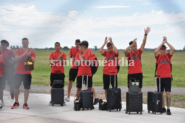 Los jugadores saludaron a los simpatizantes que se acercaron hasta el Aeropuerto. (Foto: El Litoral)