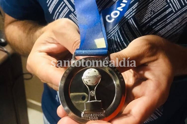 Beto Gaitán entregó  la medalla del subcampeonato a la familia de Monzón. (Foto: El Litoral)