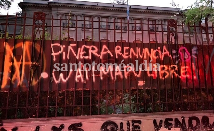 Manifestantes atacaron la residencia del embajador argentino en Chile. (Foto: Infobae)