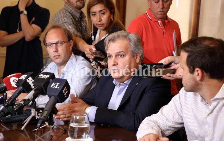 Pablo Farías y Gonzalo Saglione encabezaron una conferencia de prensa luego de que el gobernador rubricara el decreto de adjudicación del nuevo agente financiero estatal. (Foto: Secretaría de Comunicación Social)