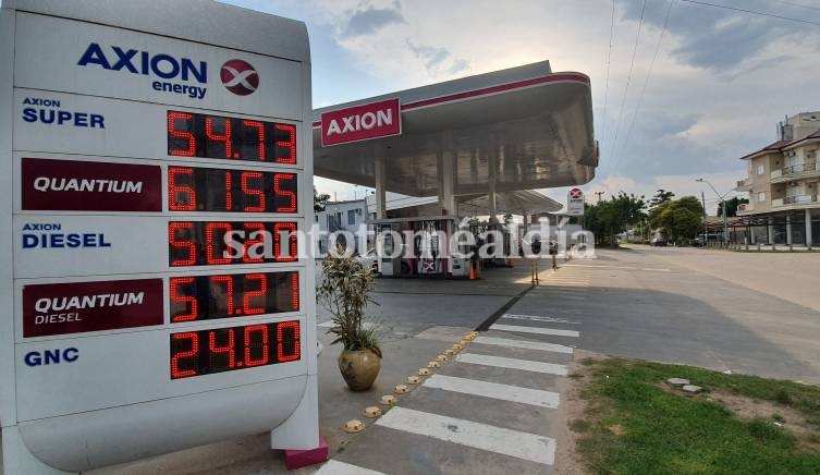 Los precios de Axion, esta mañana, en la estación de calle Hernandarias. (Foto: Santotomealdia)