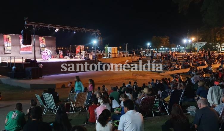 El público disfrutó del folclore en el anfiteatro de la costanera. (Foto: Santotomealdia)