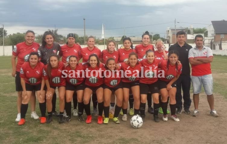 El equipo femenino de Independiente logró el ascenso en la Liga Santafesina de Fútbol. (Foto: Gentileza Las Justicieras del Fútbol)