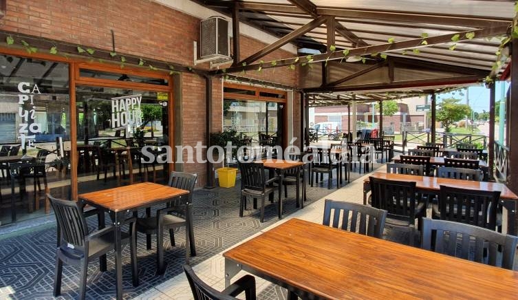 Los bares y restaurantes  reabren sus puertas desde el lunes, ocupando hasta la mitad de las mesas que poseen. (Foto: Santotomealdia - archivo)