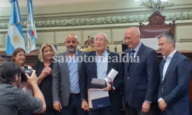 Piaggio recibió la distinción “Valores Democráticos Raúl Ricardo Alfonsín”. (Foto: Santotomealdia)