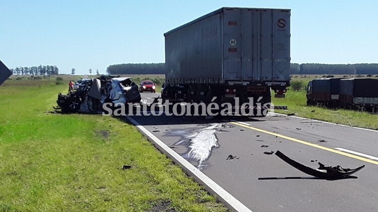Trágico accidente en la ruta 14: una familia murió al chocar contra un camión en Corrientes