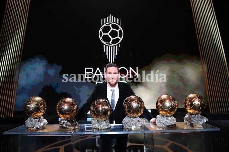 Luego de recibir el premio, Messi posó con los seis balones de oro. (Foto: France Football)