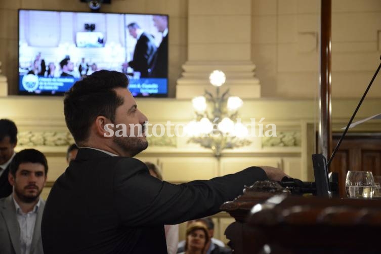 Marcos Castelló juró como senador por el departamento La Capital. (Foto: Senado)