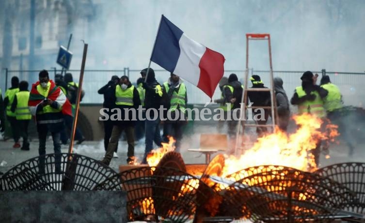 Masiva huelga general e incidentes en Francia contra la reforma previsional