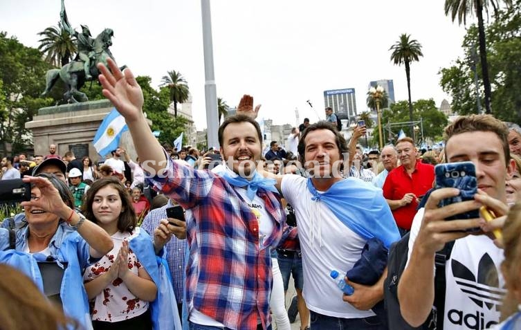 Weiss Ackerley, referente de Juntos el Cambio en Santo Tomé, en la Plaza de Mayo. (Foto: La Nación)