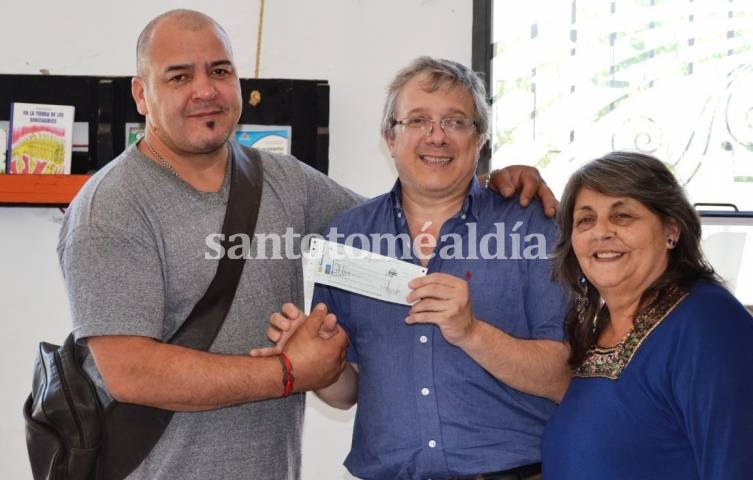 AYUDA ECONÓMICA. Norberto Lavatiatta y Marta Erpen entregan uno de los cheques. (Foto: Municipalidad de Santo Tomé)