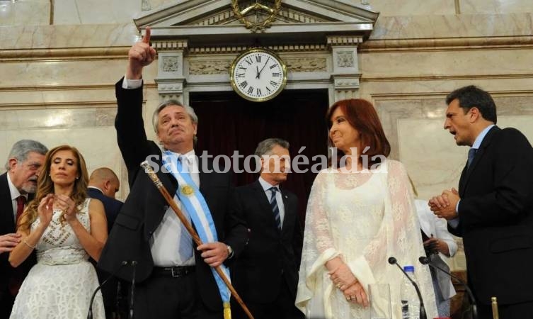 ASUNCIÖN. Alberto Fernández saluda tras jurar como presidente, junto a Cristina. (Foto: Santotomealdia)