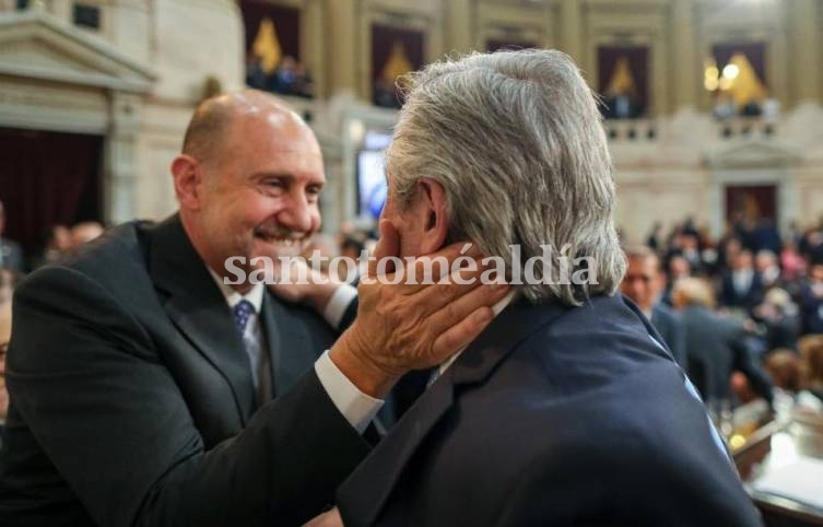 El saludo de Perotti a Alberto Fernpandez, ayer, tras el discurso de asunción. (Foto: Prensa Perotti)
