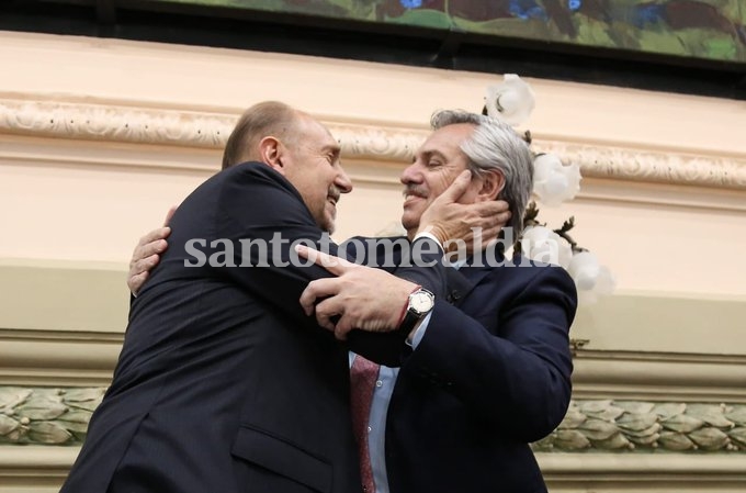 El saludo de Perotti con el presidente Fernández, tras jurar como gobernador. (Foto: @omarperotti)