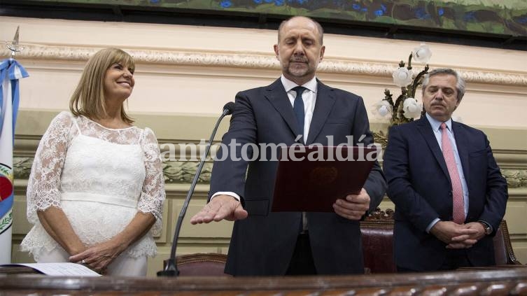 Omar Perotti jura como gobernador, junto a Rodenas y fernández. (Foto: Gobierno de la Provincia)
