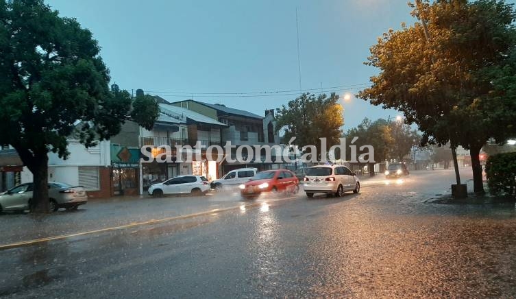 Un temporal de lluvia provoca anegamientos en gran parte de la ciudad