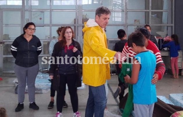 Este domingo, Emilio Jatón recorrió los dos centros de evacuados. (Foto: Prensa  Municipalidad de Santa Fe)