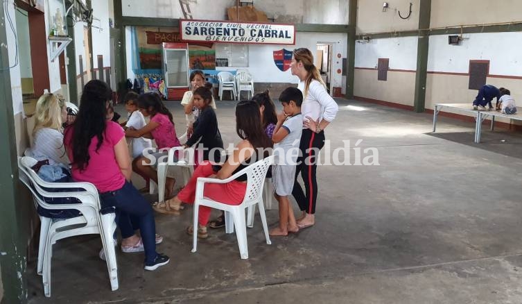 Dos familias permanecen en la sede de la Vecinal Sargento Cabral. (Foto;: Santotomealdia)