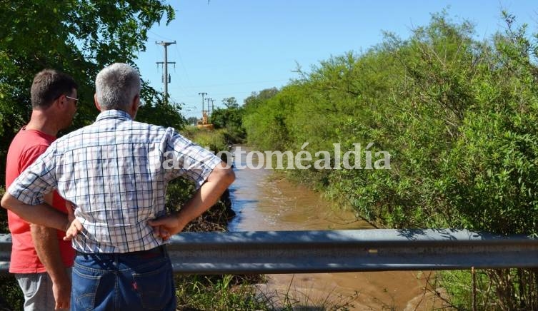 Funcionarios del municipio, durante una recorrida por los canales a cielo abierto. (Foto: Municipalidad de Santo Tomé)