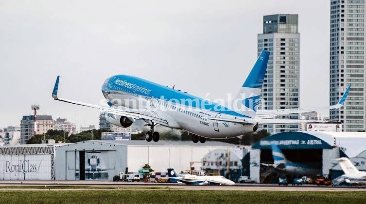 Aerolíneas Argentinas también percibirá el 30% adicional para los pasajes al exterior. (Foto: Noticias Argentinas)