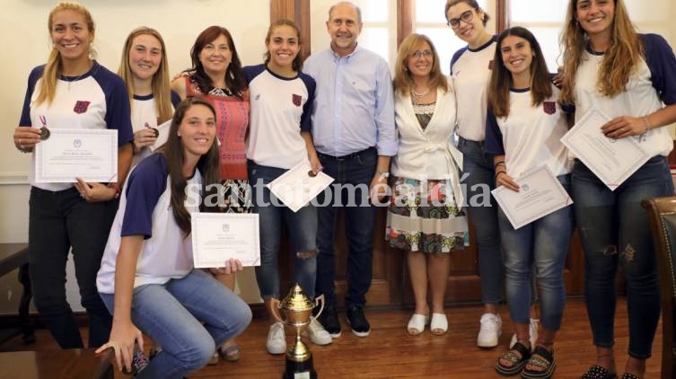 Perotti, junto a integrantes del seleccionado santafesino femenino de mayores de básquet. (Foto: Gobierno de la Provincia)