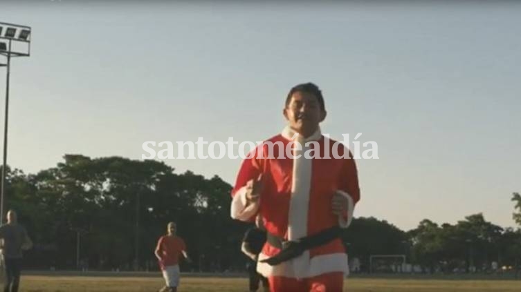 Pulga Rodríguez se vistió de Papá Noel para una publicidad. (Foto: Captura)