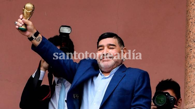 Maradona visitó a Alberto Fernández y saludó desde el balcón de la Rosada con una réplica de la Copa del Mundo