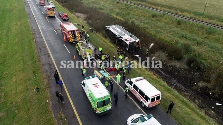 Al menos 30 personas heridas al volcar un micro en la ruta 2 