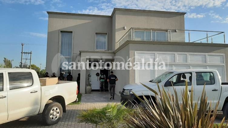 Uno de los allanamientos fue en una casa de Aires del Llano, donde reside uno de los principales investigados. (Foto: Aire Digital)