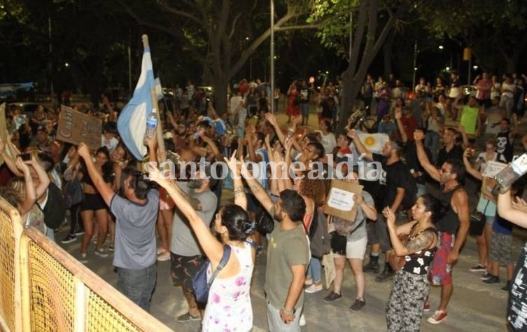 El gobernador de Mendoza derogó la ley minera y la gente festejó en las calles