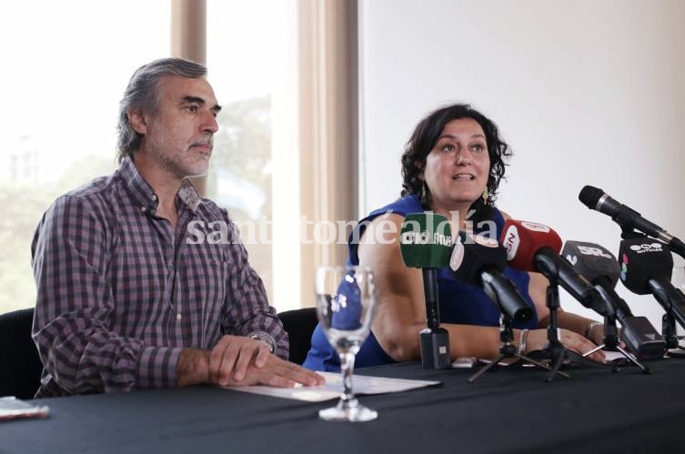 Miguel González y Carolina Piedrabuena, durante la conferencia de prensa. (Foto: Municipalidad de Santa Fe)