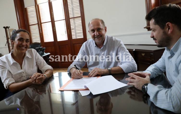 Omar Perotti, junto a Erika Gonnet y Marcos Castelló. (Foto: Gobierno de la Provincia)