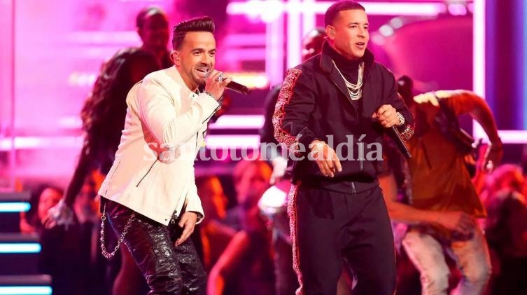 Luis Fonsi y Daddy Yankee cantando 