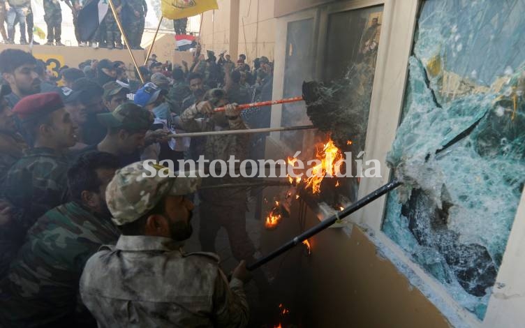 Los seguidores de Hezbollah rompen los cristales de la cabina de seguridad de la sede diplomática. (Foto: Infobae)